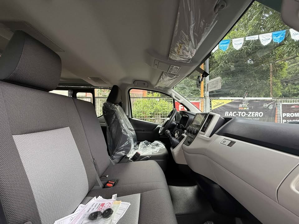 2027 TOYOTA HIACE VAN COMMUTER DELUXE 2.8 2WD MT Silver image 8