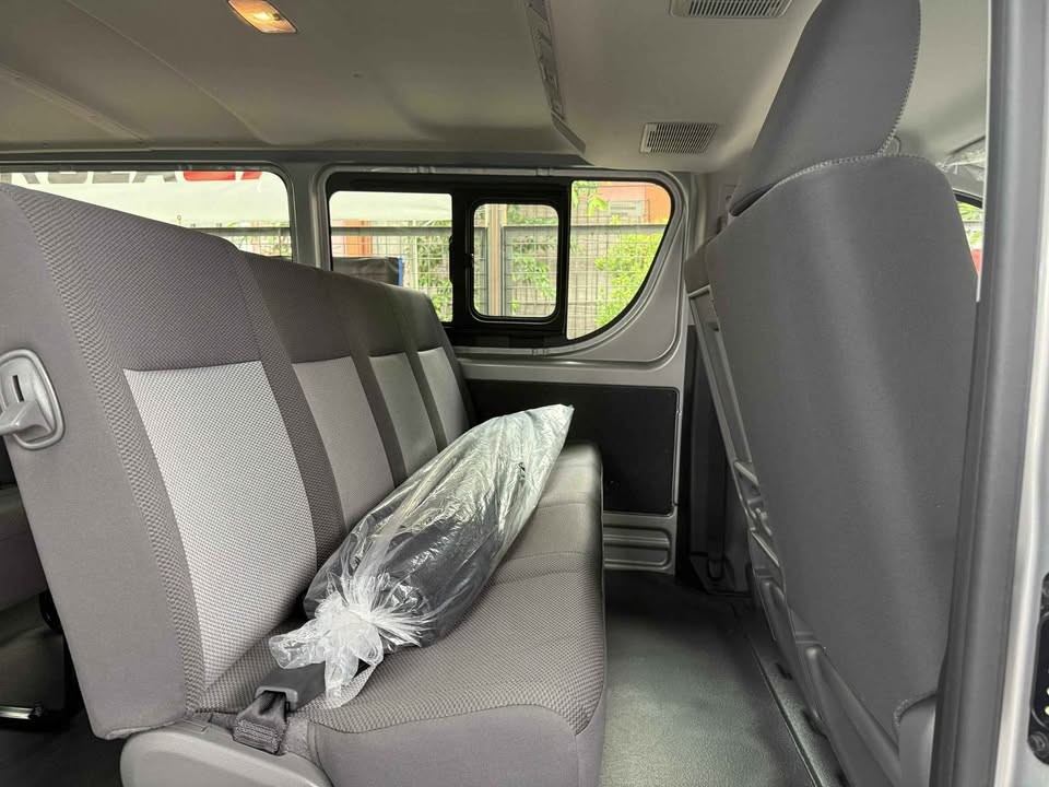 2027 TOYOTA HIACE VAN COMMUTER DELUXE 2.8 2WD MT Silver image 11