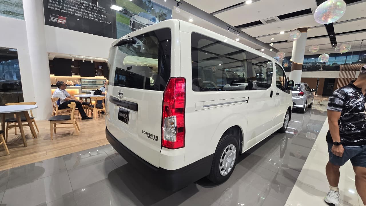 2027 TOYOTA HIACE VAN COMMUTER DELUXE 2.8 2WD MT White image 7