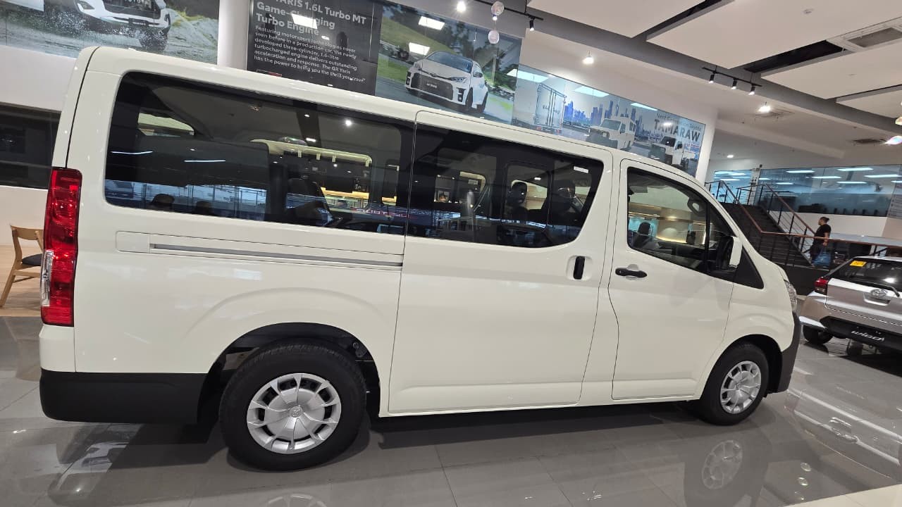 2027 TOYOTA HIACE VAN COMMUTER DELUXE 2.8 2WD MT White image 8