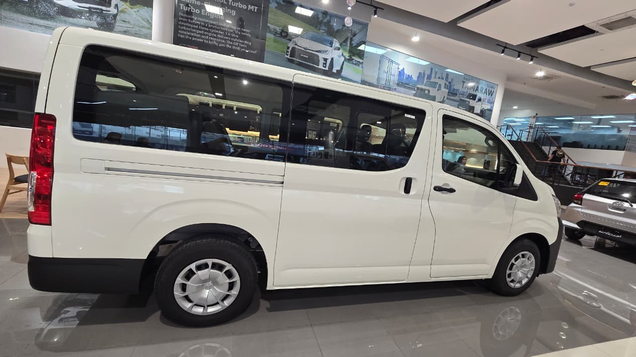 2027 TOYOTA HIACE VAN COMMUTER DELUXE 2.8 2WD MT White image 9