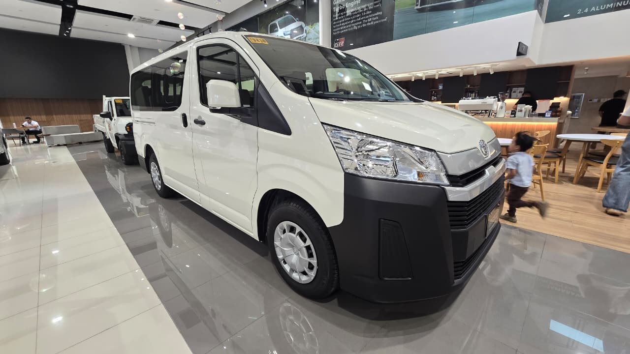 2027 TOYOTA HIACE VAN COMMUTER DELUXE 2.8 2WD MT White image 10