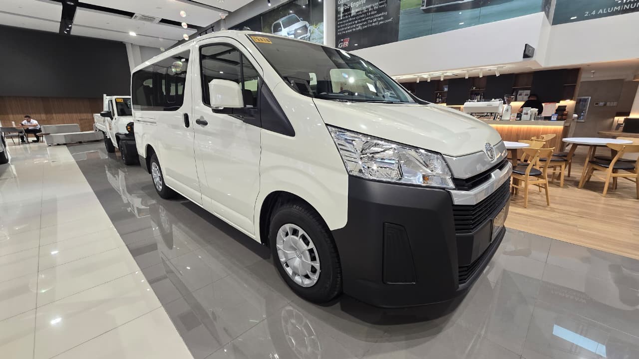 2027 TOYOTA HIACE VAN COMMUTER DELUXE 2.8 2WD MT White image 11
