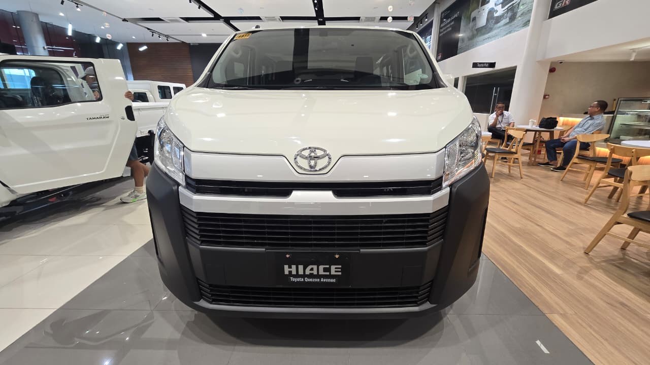 2027 TOYOTA HIACE VAN COMMUTER DELUXE 2.8 2WD MT White image 12
