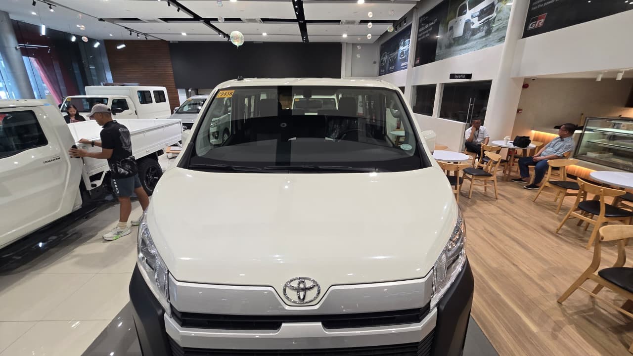 2027 TOYOTA HIACE VAN COMMUTER DELUXE 2.8 2WD MT White image 13