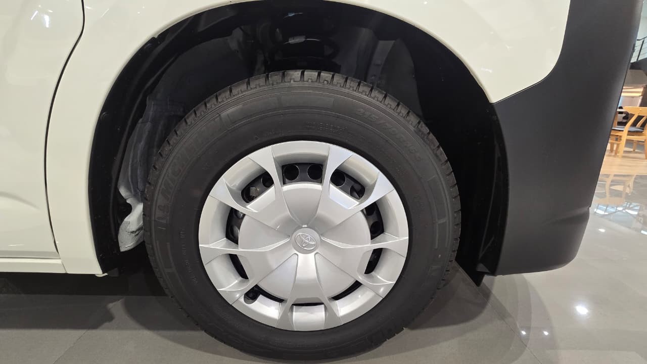 2027 TOYOTA HIACE VAN COMMUTER DELUXE 2.8 2WD MT White image 18