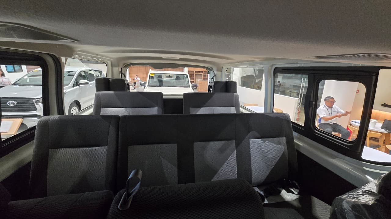 2027 TOYOTA HIACE VAN COMMUTER DELUXE 2.8 2WD MT White image 19