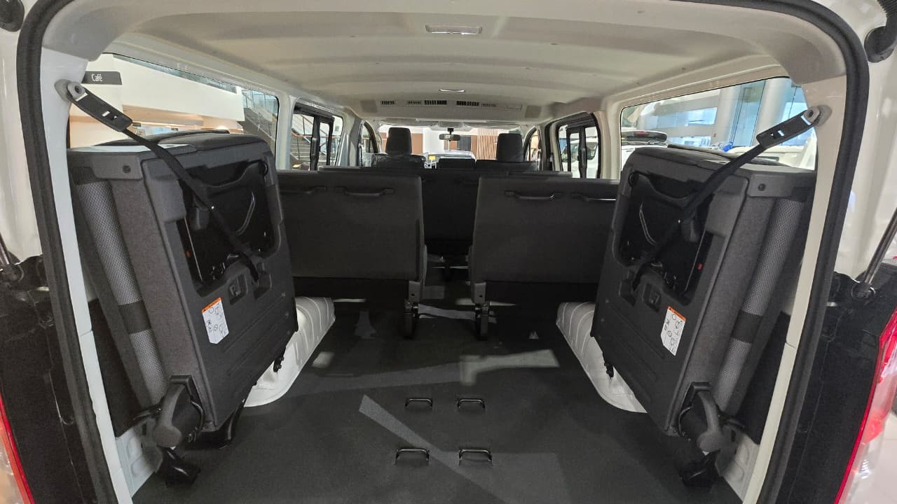 2027 TOYOTA HIACE VAN COMMUTER DELUXE 2.8 2WD MT White image 21