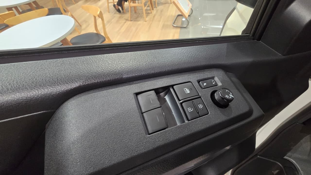 2027 TOYOTA HIACE VAN COMMUTER DELUXE 2.8 2WD MT White image 30