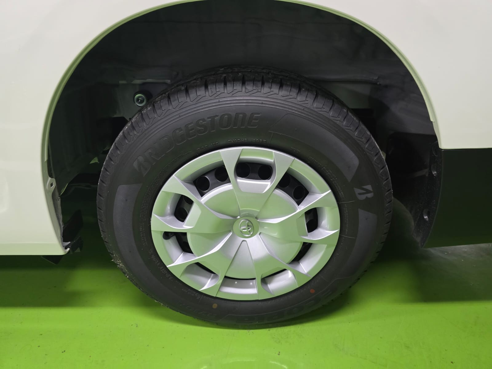 2027 TOYOTA HIACE VAN COMMUTER DELUXE 2.8 2WD MT White image 12