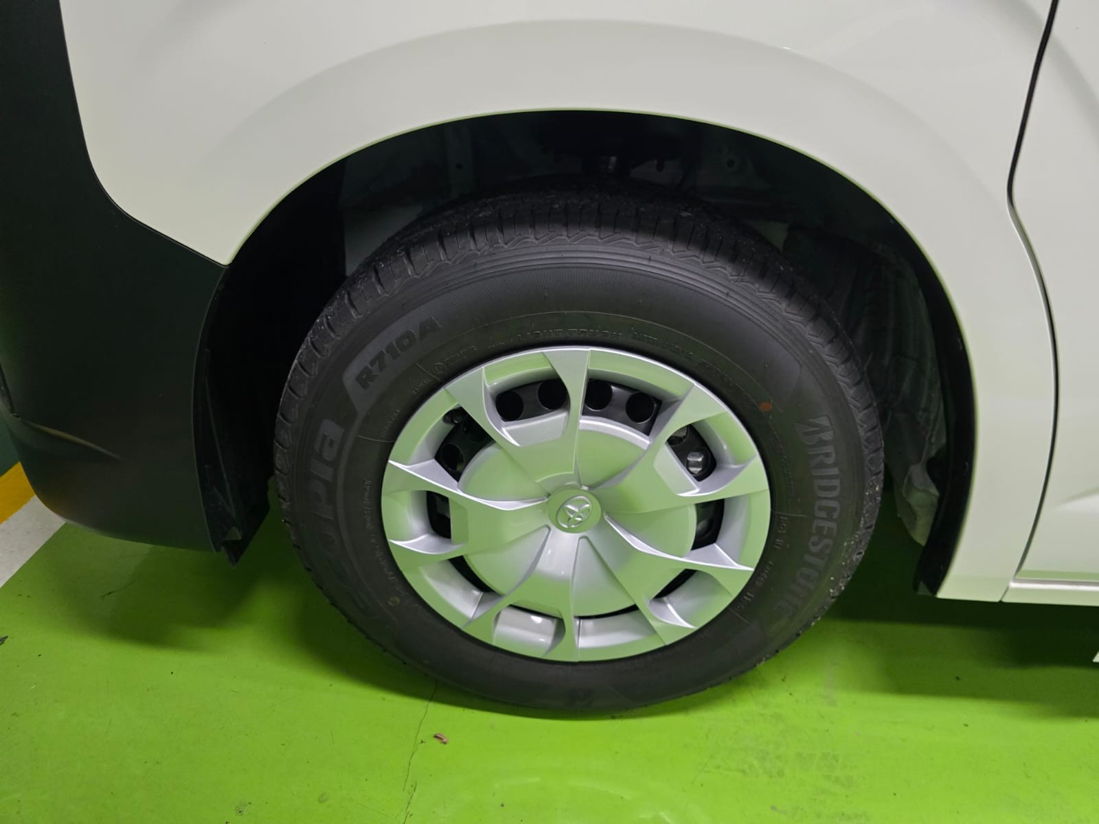 2027 TOYOTA HIACE VAN COMMUTER DELUXE 2.8 2WD MT White image 13