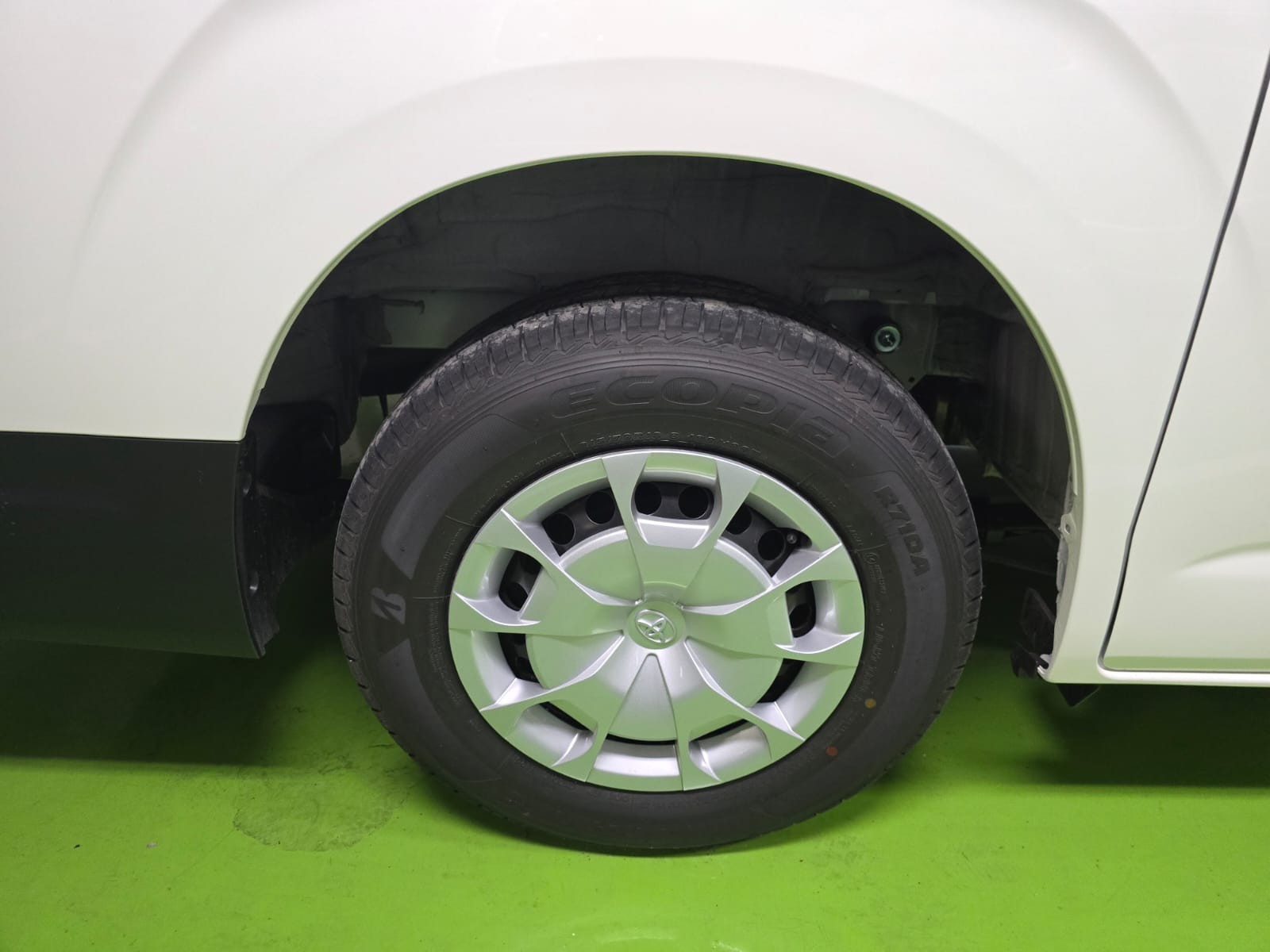 2027 TOYOTA HIACE VAN COMMUTER DELUXE 2.8 2WD MT White image 15