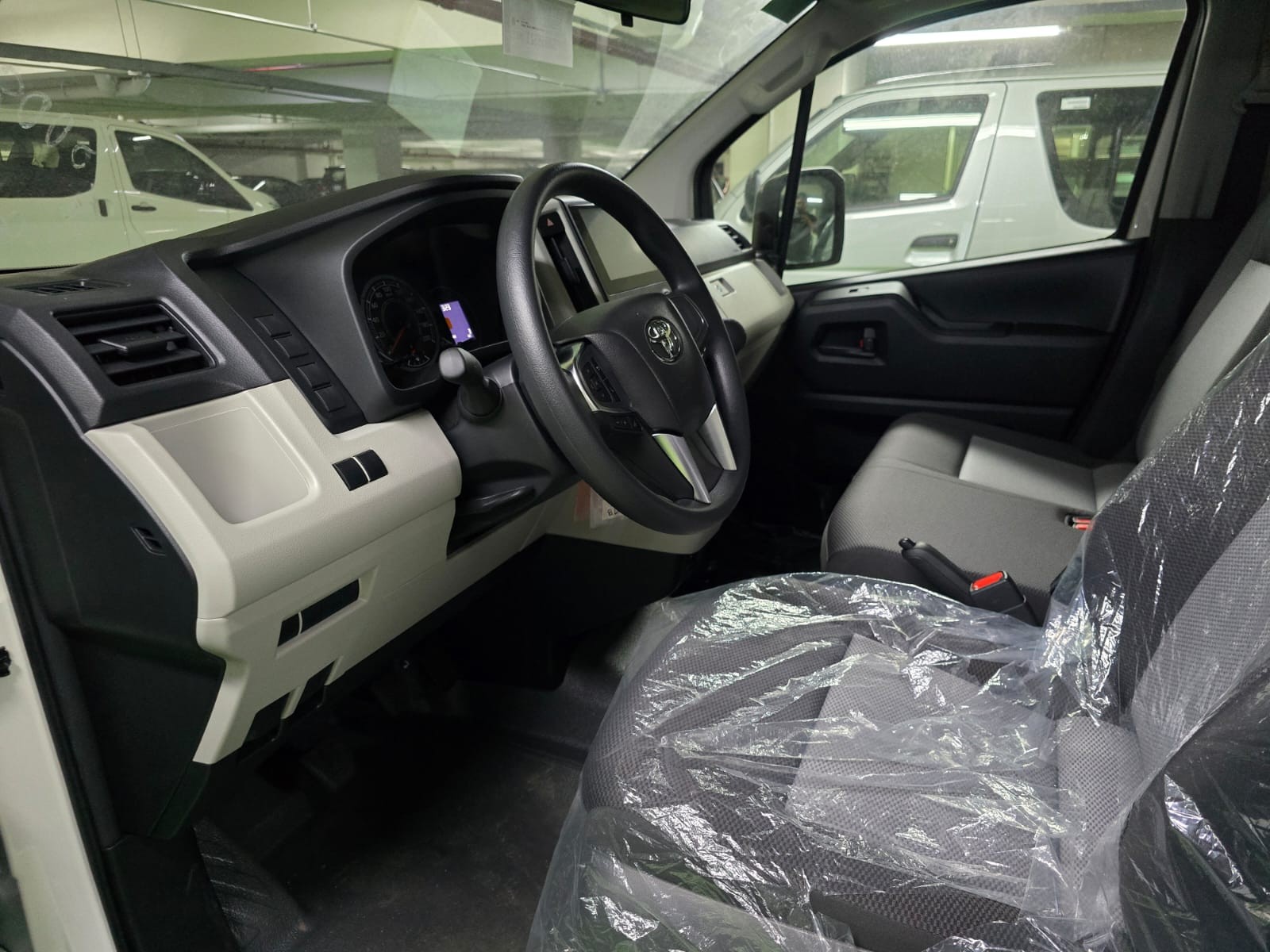 2027 TOYOTA HIACE VAN COMMUTER DELUXE 2.8 2WD MT White image 16