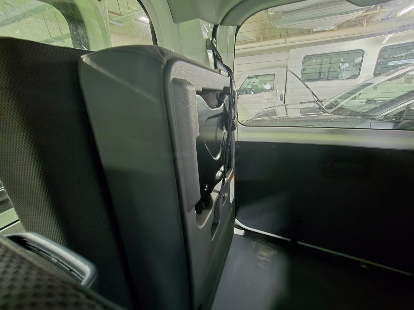 2027 TOYOTA HIACE VAN COMMUTER DELUXE 2.8 2WD MT White image 23
