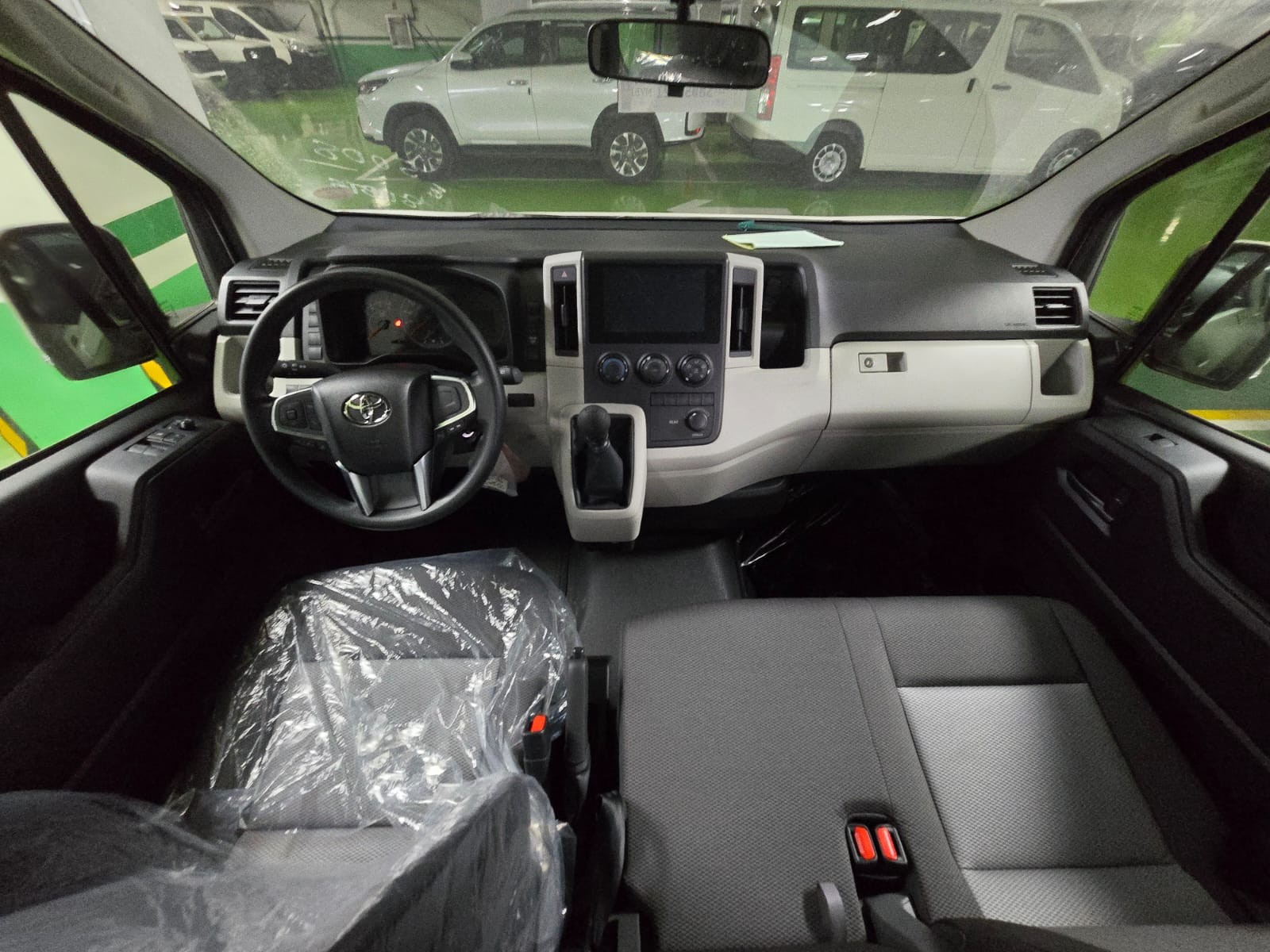 2027 TOYOTA HIACE VAN COMMUTER DELUXE 2.8 2WD MT White image 25