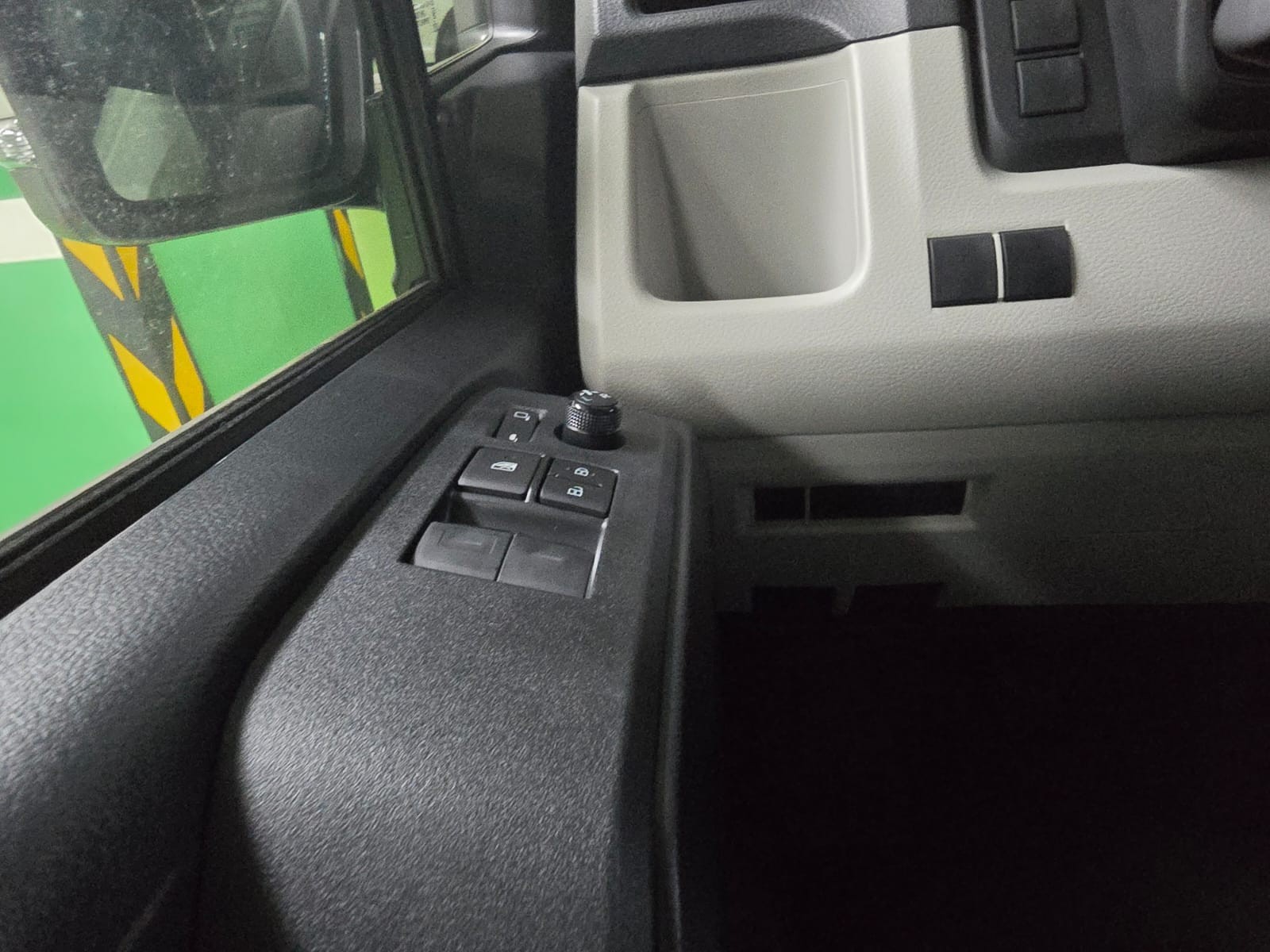 2027 TOYOTA HIACE VAN COMMUTER DELUXE 2.8 2WD MT White image 29
