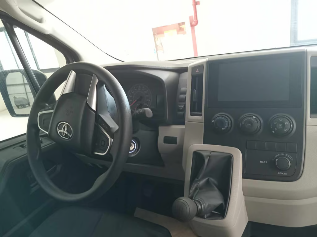 2027 TOYOTA HIACE VAN COMMUTER DELUXE 2.8 2WD MT White image 15