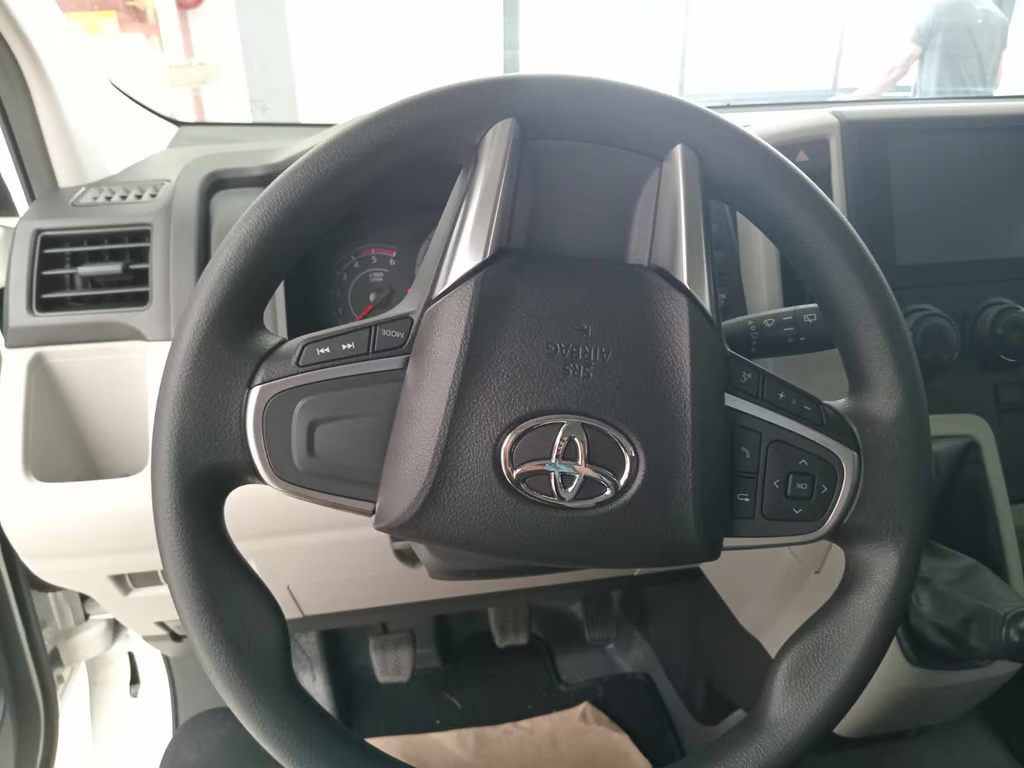 2027 TOYOTA HIACE VAN COMMUTER DELUXE 2.8 2WD MT White image 17