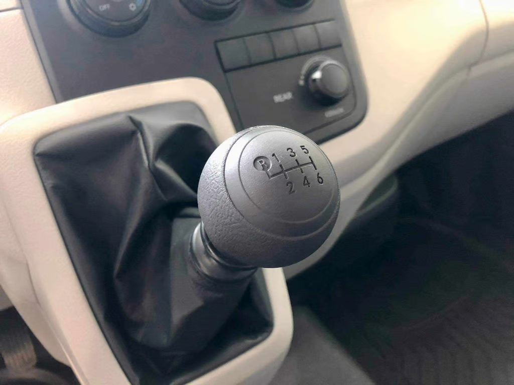 2027 TOYOTA HIACE VAN COMMUTER DELUXE 2.8 2WD MT White image 20