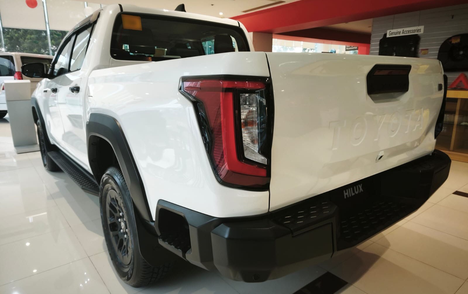 2026 TOYOTA HILUX DOUBLE CAB G 2.8 2WD AT White image 4