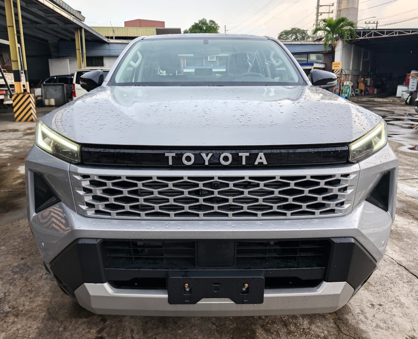 2026 TOYOTA HILUX DOUBLE CAB E 2.8 4WD MT Silver image 8