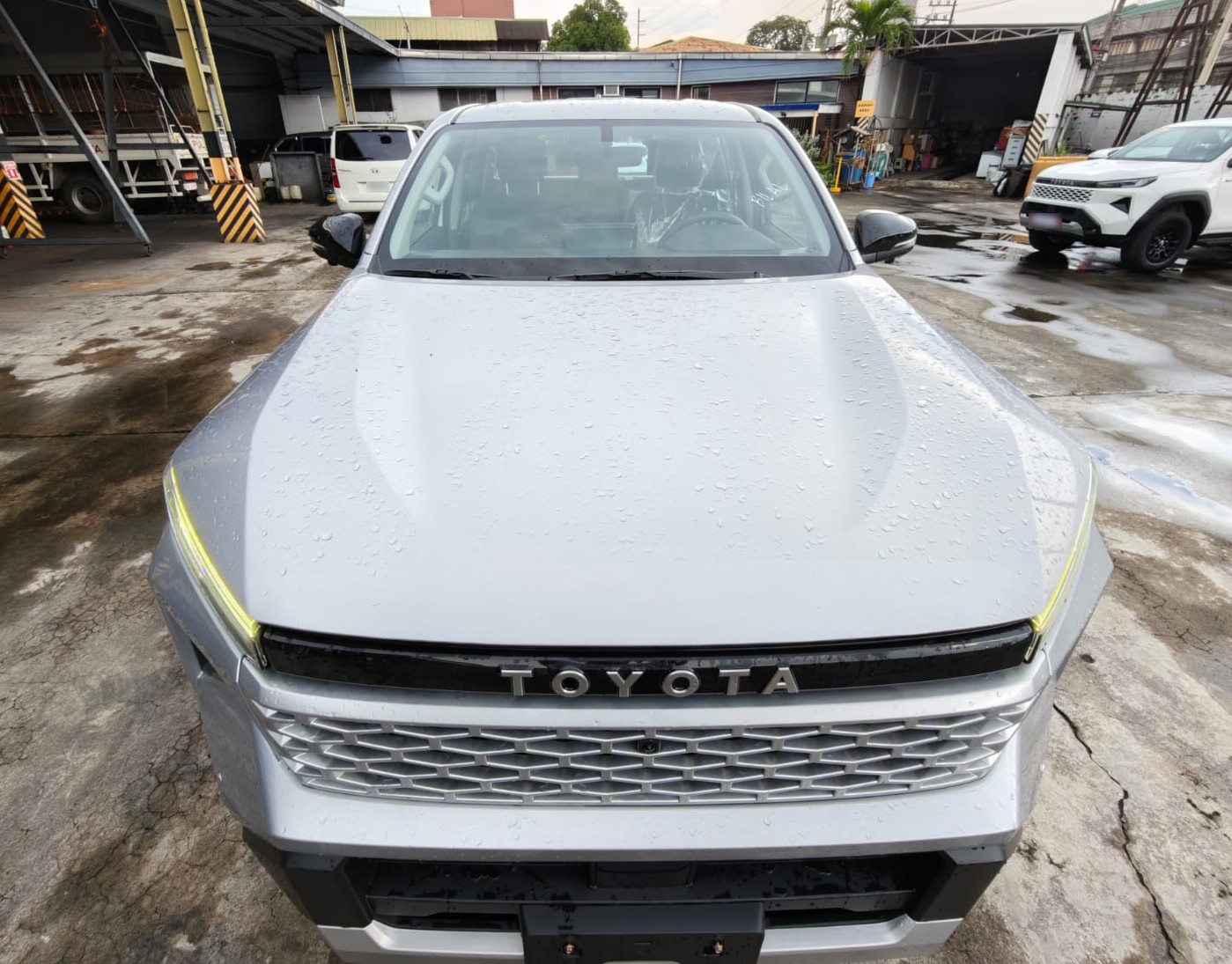 2026 TOYOTA HILUX DOUBLE CAB E 2.8 4WD MT Silver image 9