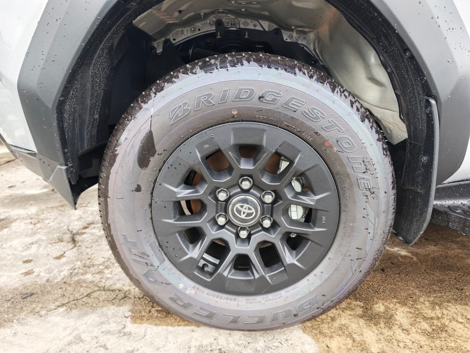 2026 TOYOTA HILUX DOUBLE CAB E 2.8 4WD MT Silver image 11