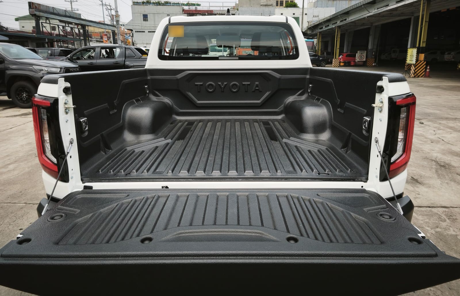 2026 TOYOTA HILUX DOUBLE CAB E 2.8 4WD MT White image 16