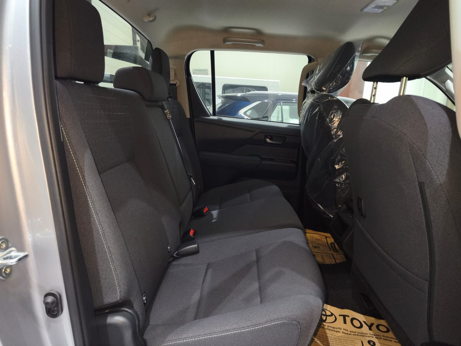 2026 TOYOTA HILUX DOUBLE CAB E 2.8 4WD MT Silver image 26