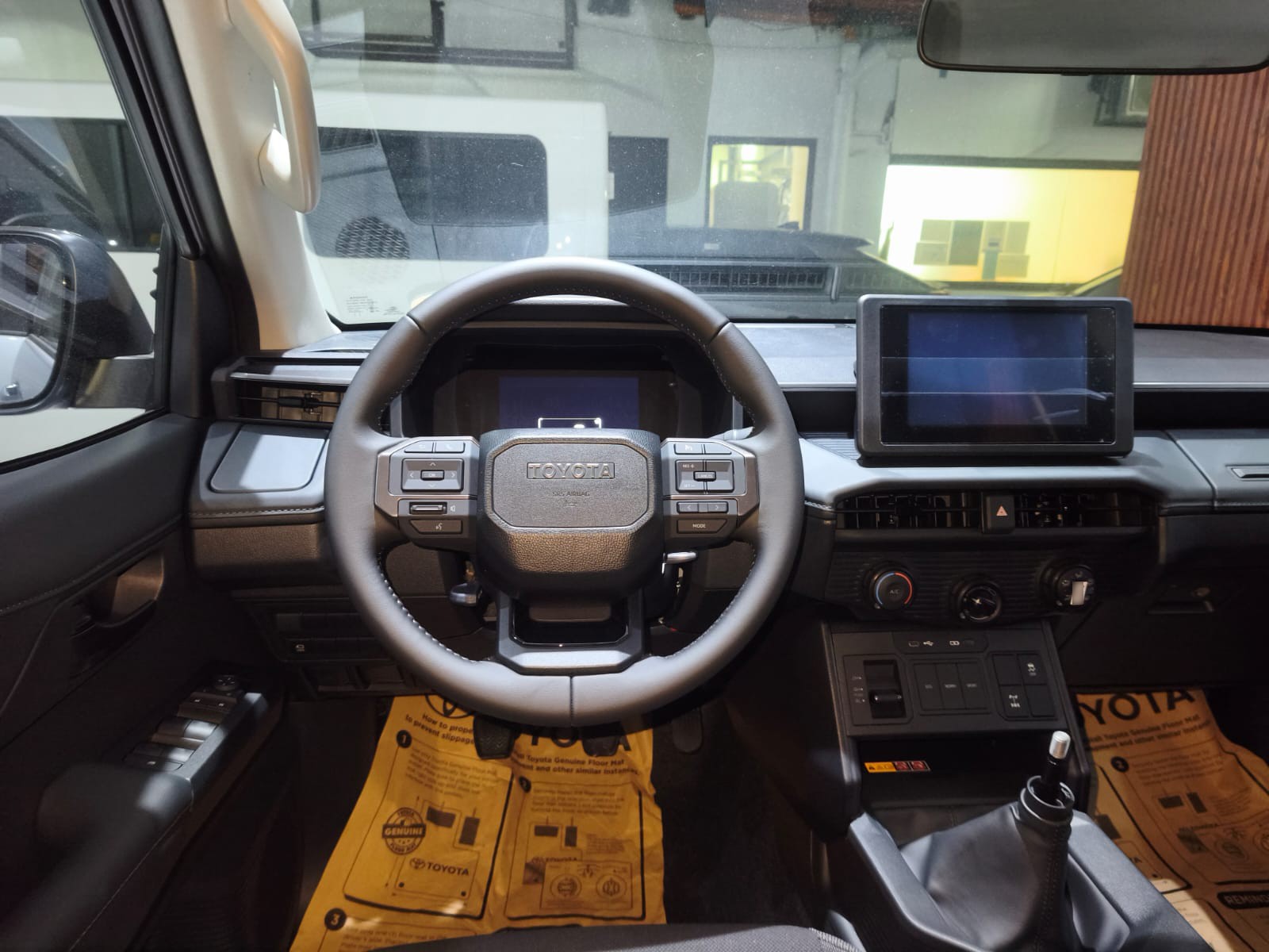 2026 TOYOTA HILUX DOUBLE CAB E 2.8 4WD MT Silver image 32