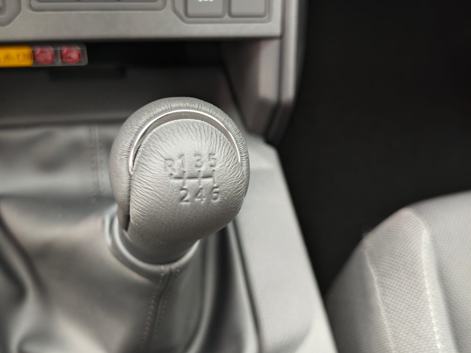 2026 TOYOTA HILUX DOUBLE CAB E 2.8 4WD MT Silver image 31