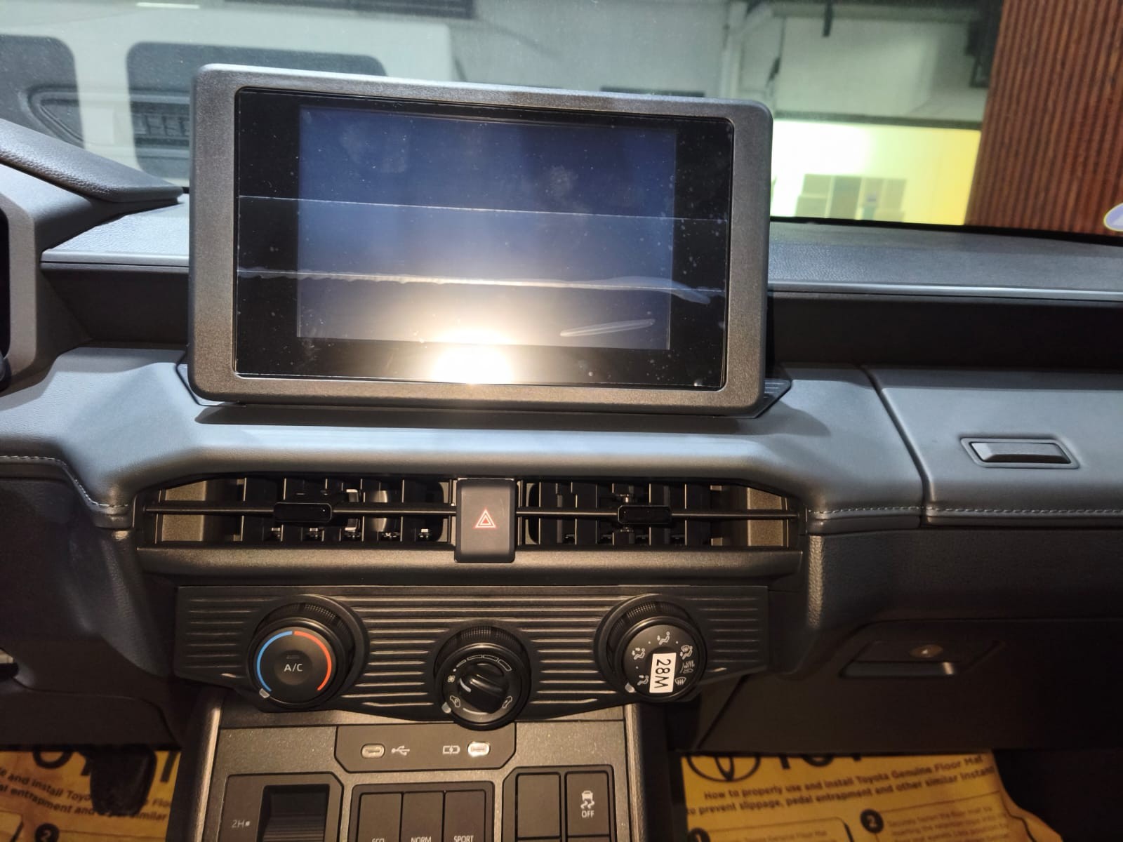 2026 TOYOTA HILUX DOUBLE CAB E 2.8 4WD MT Silver image 35