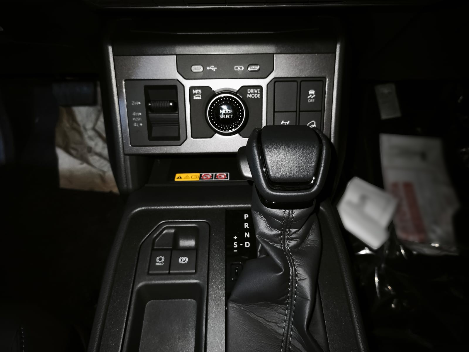 2026 TOYOTA HILUX DOUBLE CAB CONQUEST 2.8 4WD AT Black image 31