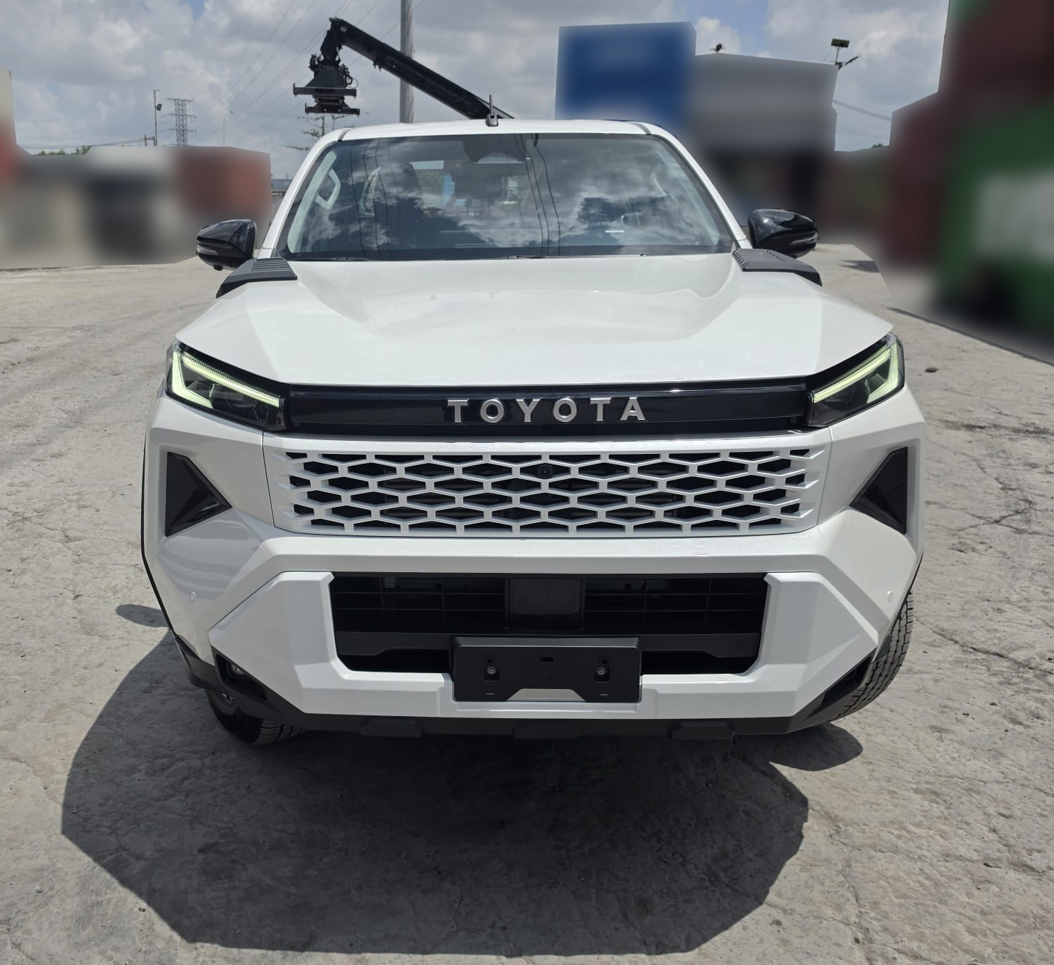 2026 TOYOTA HILUX DOUBLE CAB TRAILHUNTER 2.8 4WD AT White image 8