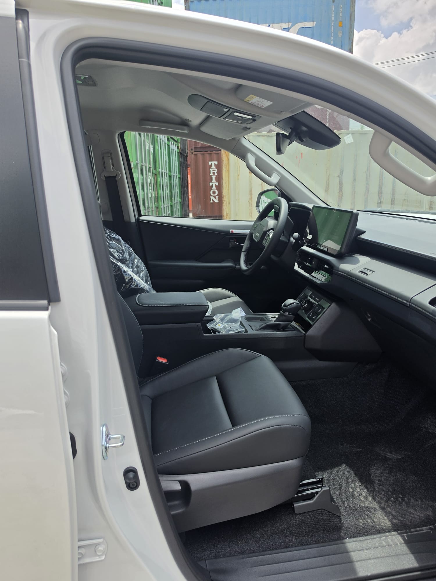 2026 TOYOTA HILUX DOUBLE CAB TRAILHUNTER 2.8 4WD AT White image 15