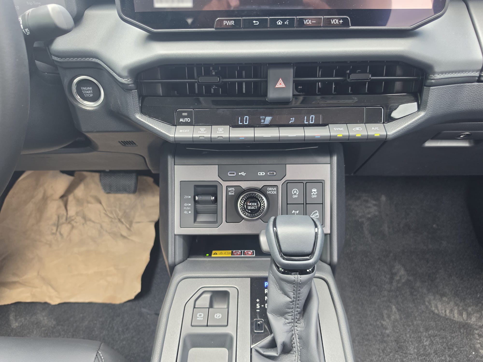 2026 TOYOTA HILUX DOUBLE CAB TRAILHUNTER 2.8 4WD AT White image 28