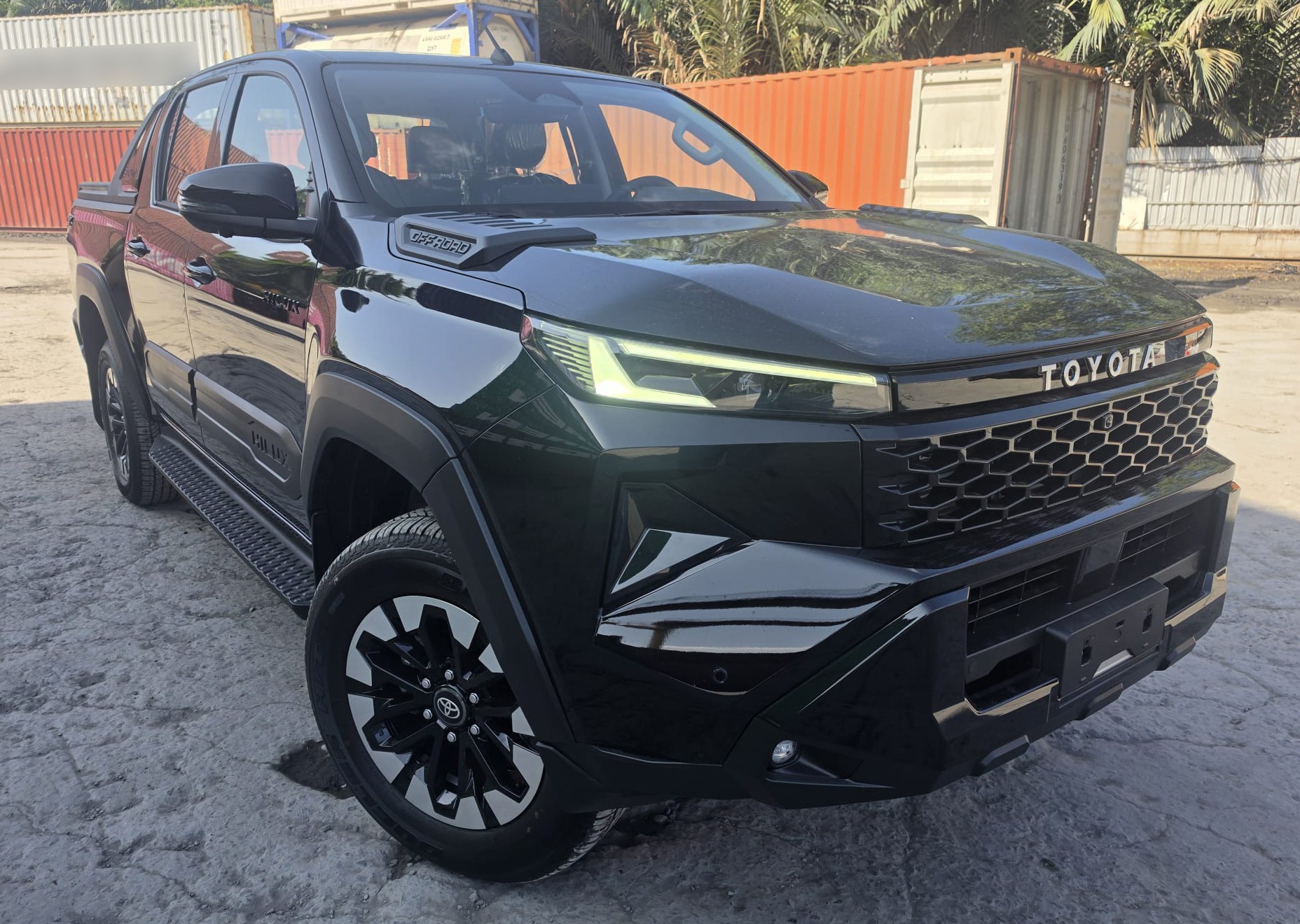 2026 TOYOTA HILUX DOUBLE CAB TRAILHUNTER 2.8 4WD AT Black image 7