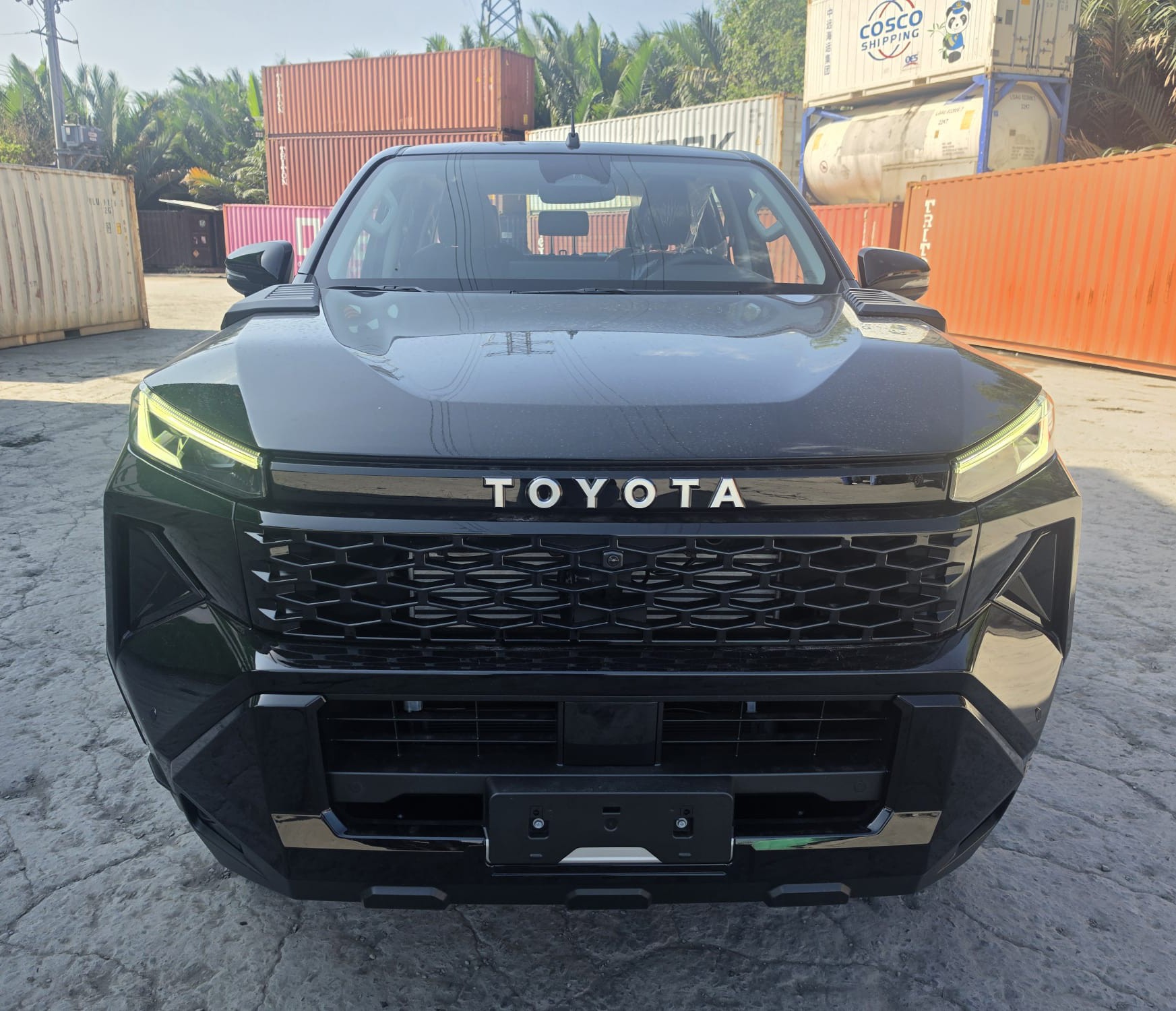 2026 TOYOTA HILUX DOUBLE CAB TRAILHUNTER 2.8 4WD AT Black image 8