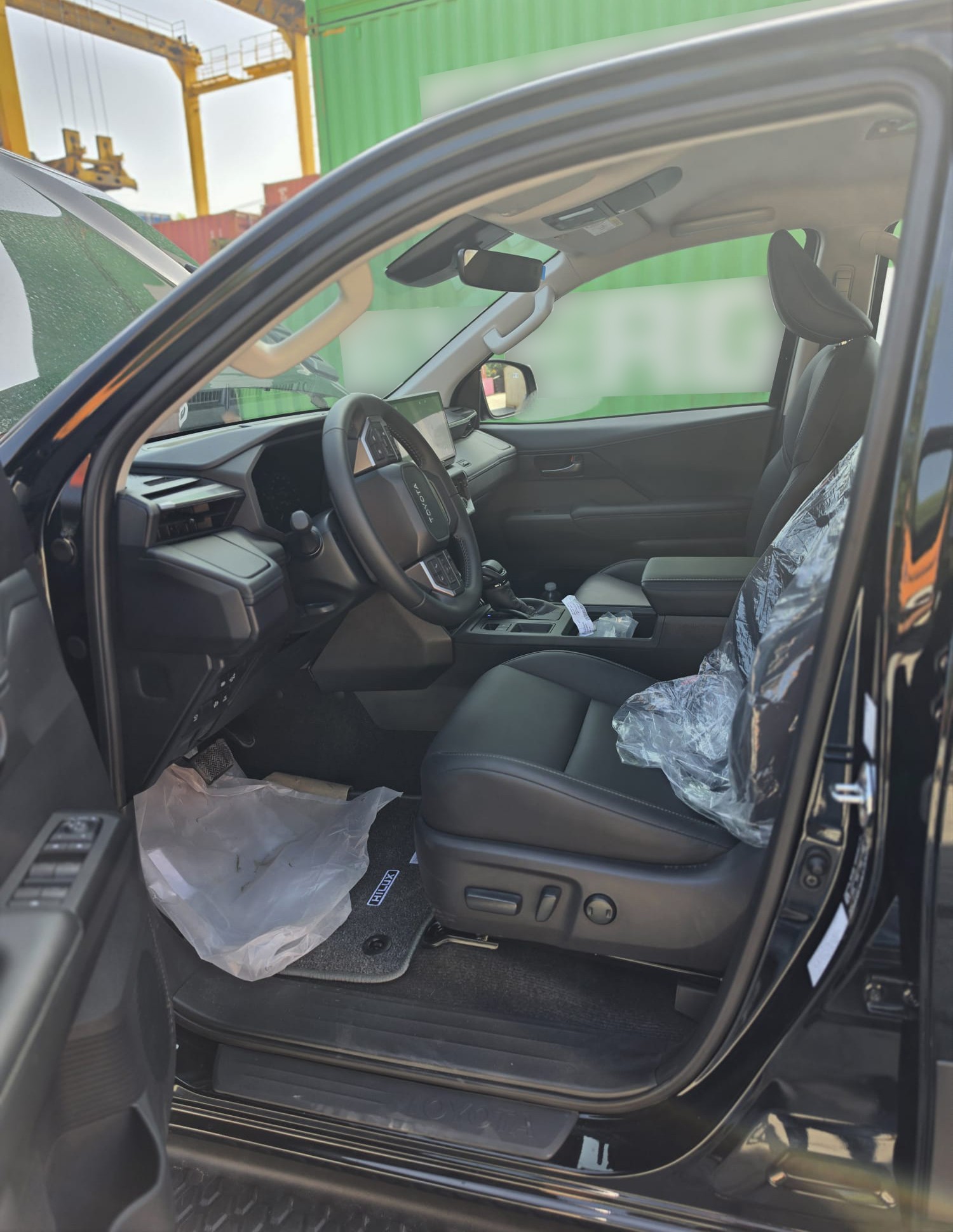 2026 TOYOTA HILUX DOUBLE CAB TRAILHUNTER 2.8 4WD AT Black image 15
