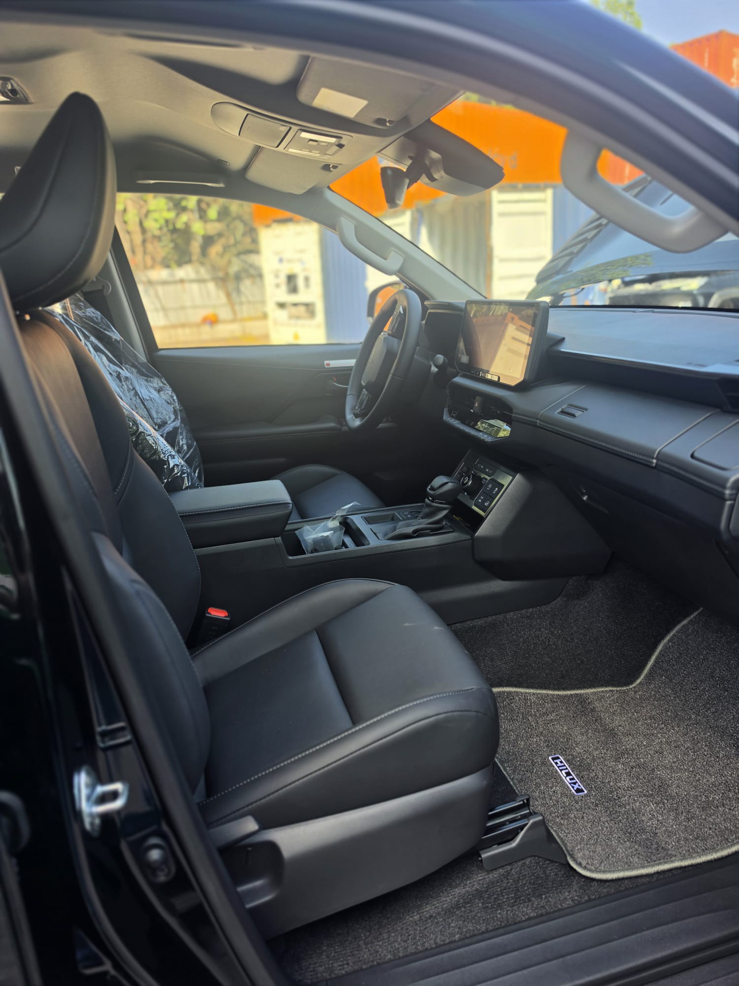 2026 TOYOTA HILUX DOUBLE CAB TRAILHUNTER 2.8 4WD AT Black image 16