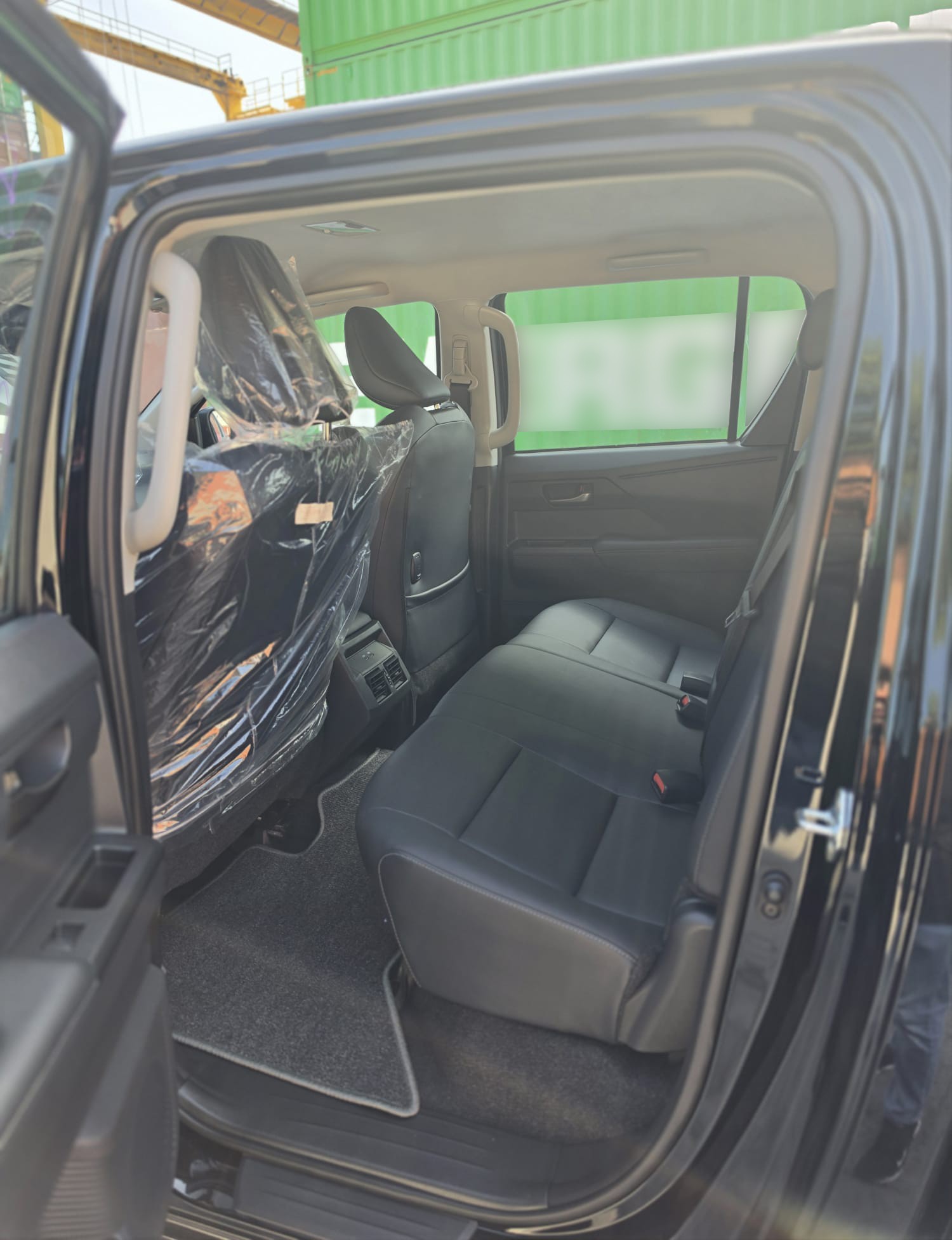 2026 TOYOTA HILUX DOUBLE CAB TRAILHUNTER 2.8 4WD AT Black image 17