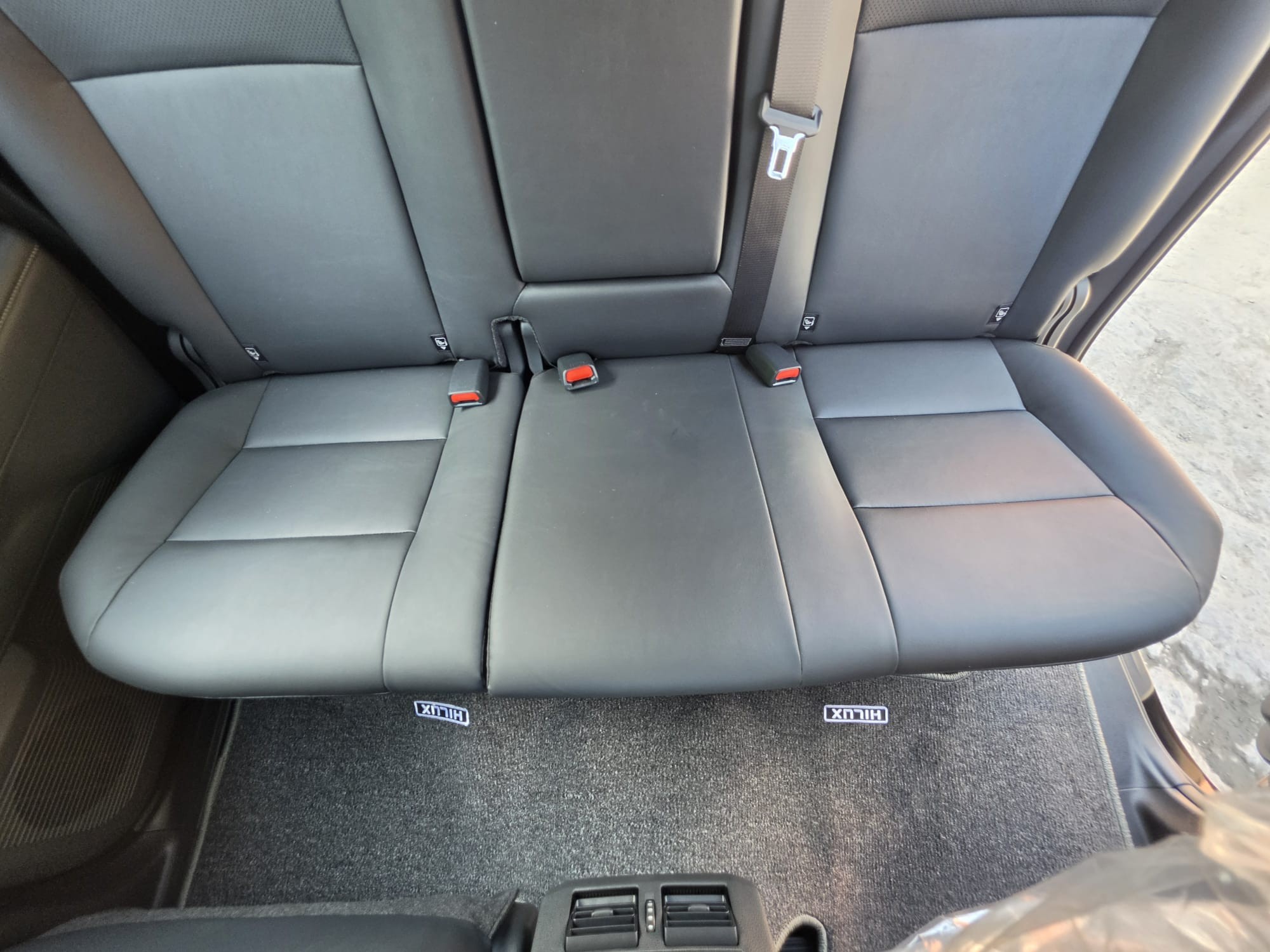 2026 TOYOTA HILUX DOUBLE CAB TRAILHUNTER 2.8 4WD AT Black image 19