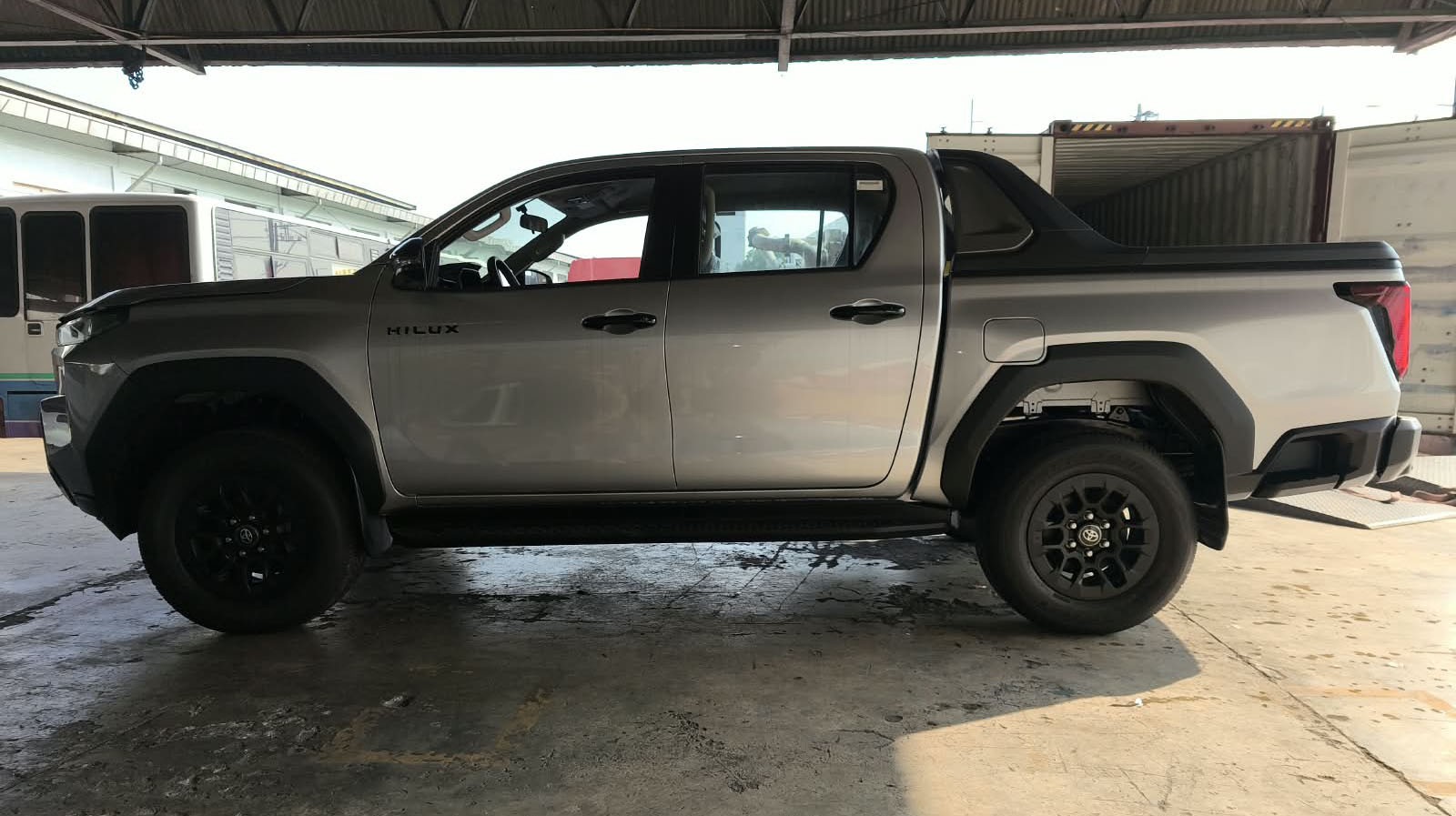 2026 TOYOTA HILUX DOUBLE CAB E 2.8 4WD MT Silver image 2