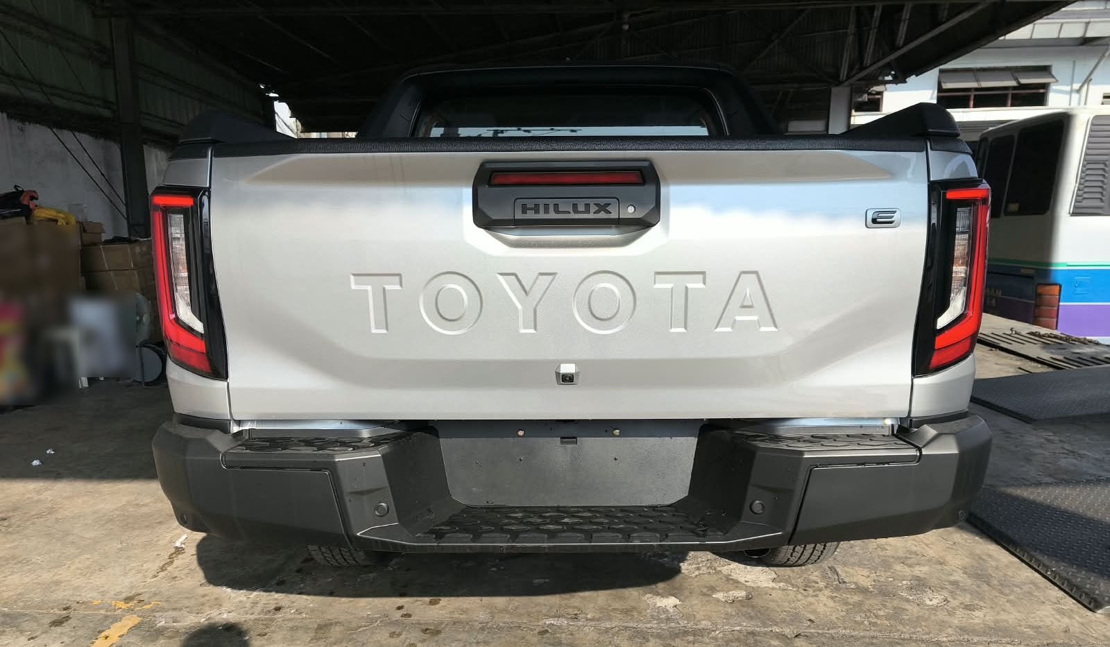 2026 TOYOTA HILUX DOUBLE CAB E 2.8 4WD MT Silver image 4