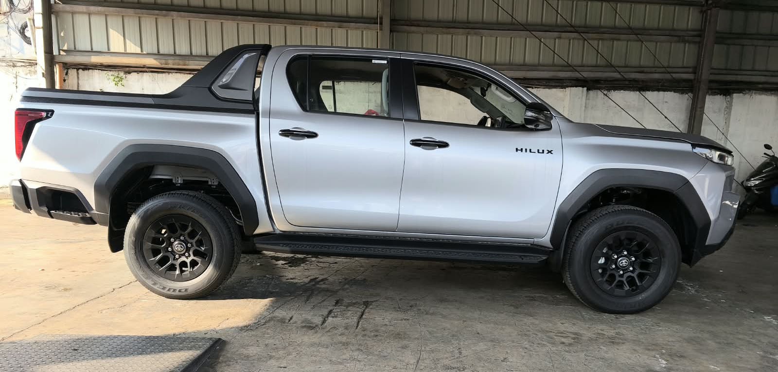 2026 TOYOTA HILUX DOUBLE CAB E 2.8 4WD MT Silver image 6