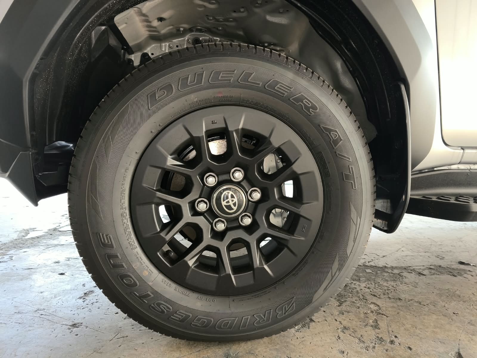 2026 TOYOTA HILUX DOUBLE CAB E 2.8 4WD MT Silver image 10