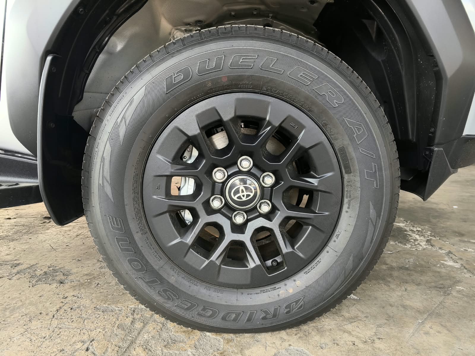 2026 TOYOTA HILUX DOUBLE CAB E 2.8 4WD MT Silver image 12