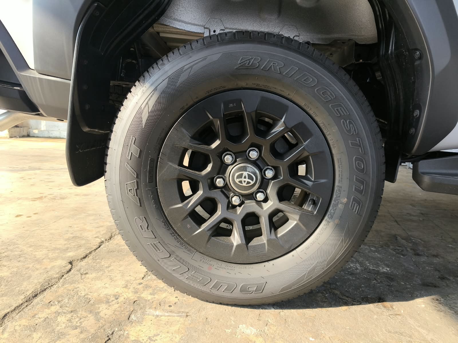 2026 TOYOTA HILUX DOUBLE CAB E 2.8 4WD MT Silver image 13