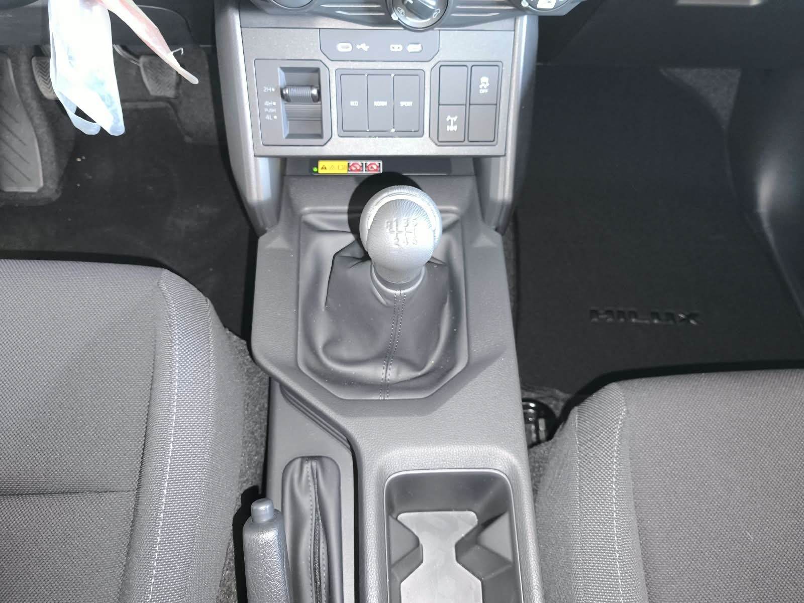 2026 TOYOTA HILUX DOUBLE CAB E 2.8 4WD MT White image 27