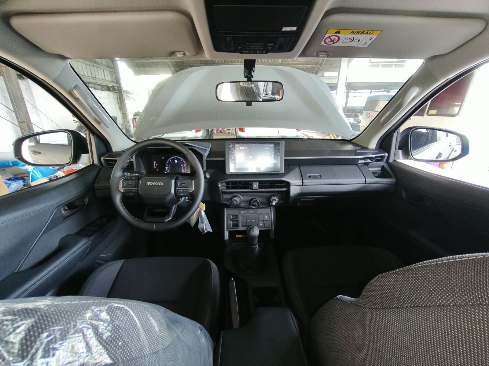 2026 TOYOTA HILUX DOUBLE CAB E 2.8 4WD MT Silver image 20